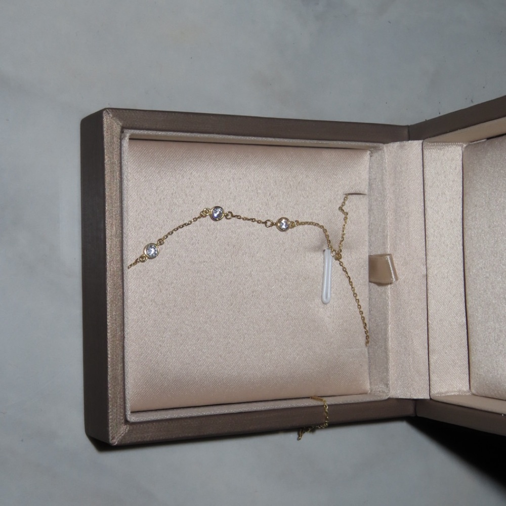 18k Solid Gold Hand Chain 100%Authentic - image 4